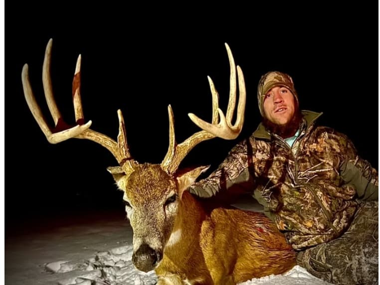 Photo 3 of guide Golden Triangle Whitetails, 20+ years, uses Bow, specializes in Deer, skilled in Stand Hunting